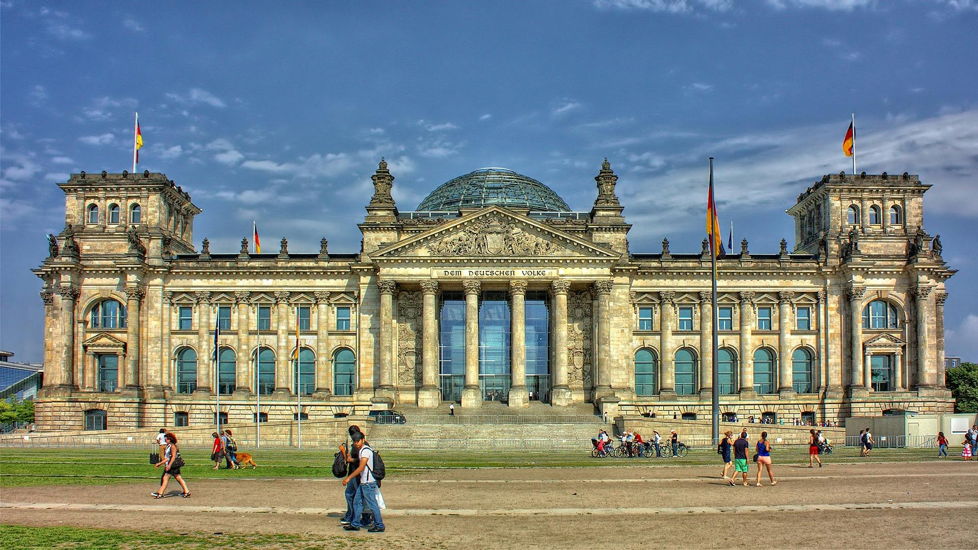 Menschen In Der Nähe Von Brown Concrete Building Während Des Tages
